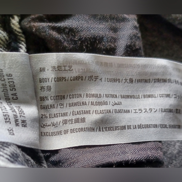 A Hollister Ultra High-rise Mom Jeans - Picture 10 of 10